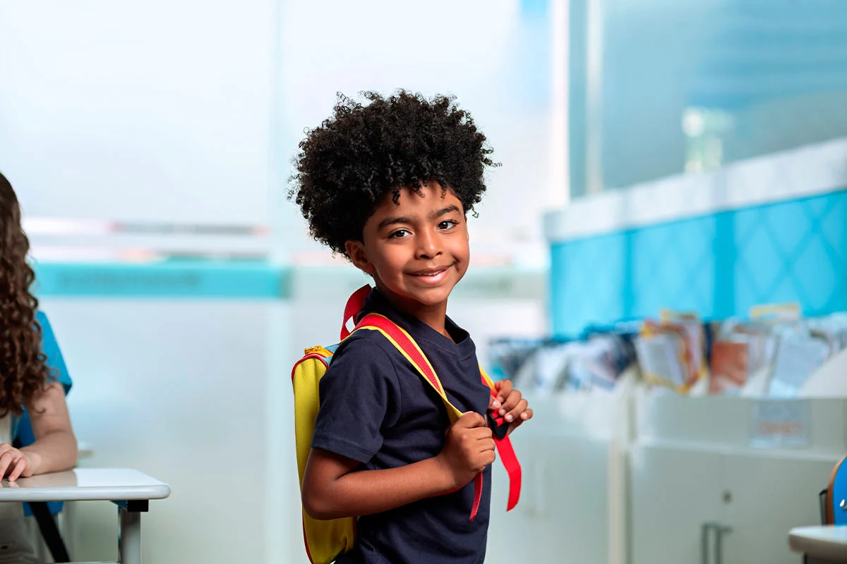 Aluno chegando para estudar em uma unidade Kumon