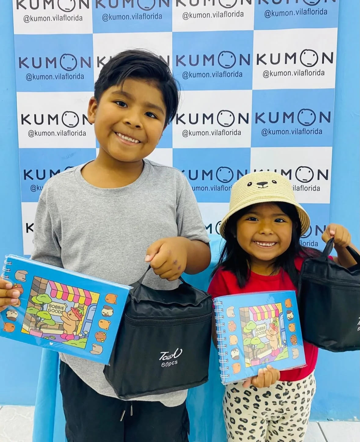 Irmãos alunos do Kumon Vila Flórida com seus materiais