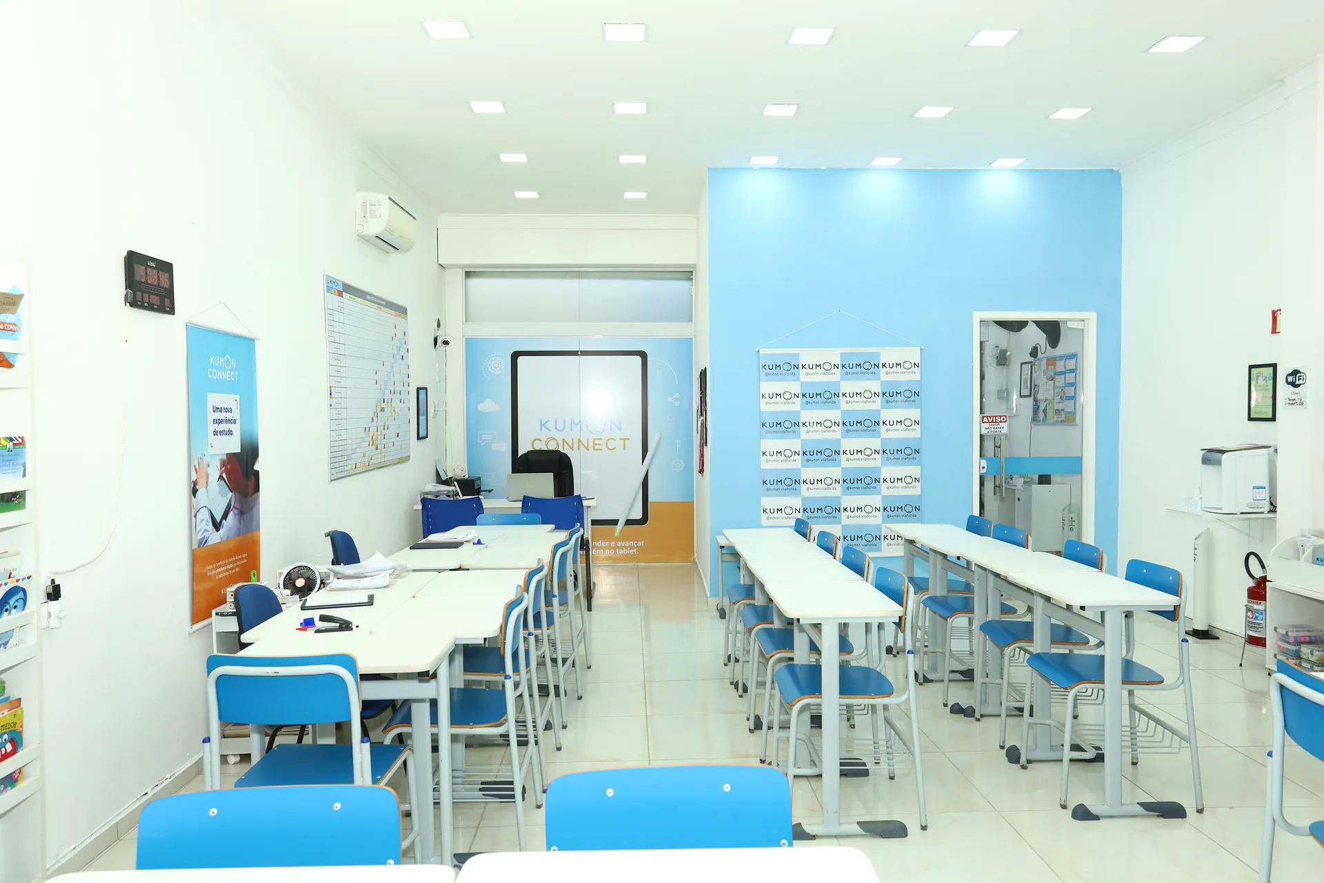 Vista ampla e iluminada da sala de estudos do Kumon Vila Flórida